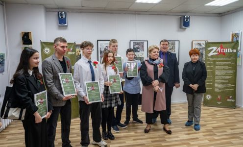 Одной из художественной составляющей фестиваля стала выставка изобразительного и декоративно-прикладного искусства «ZA СВОих» на площадке Выставочного зала города Мурманска