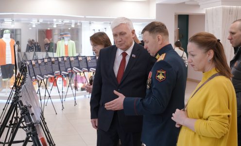 Выставка «Отец Героя России» открылась в Мурманском областном театре кукол. Репортаж Вести Мурман