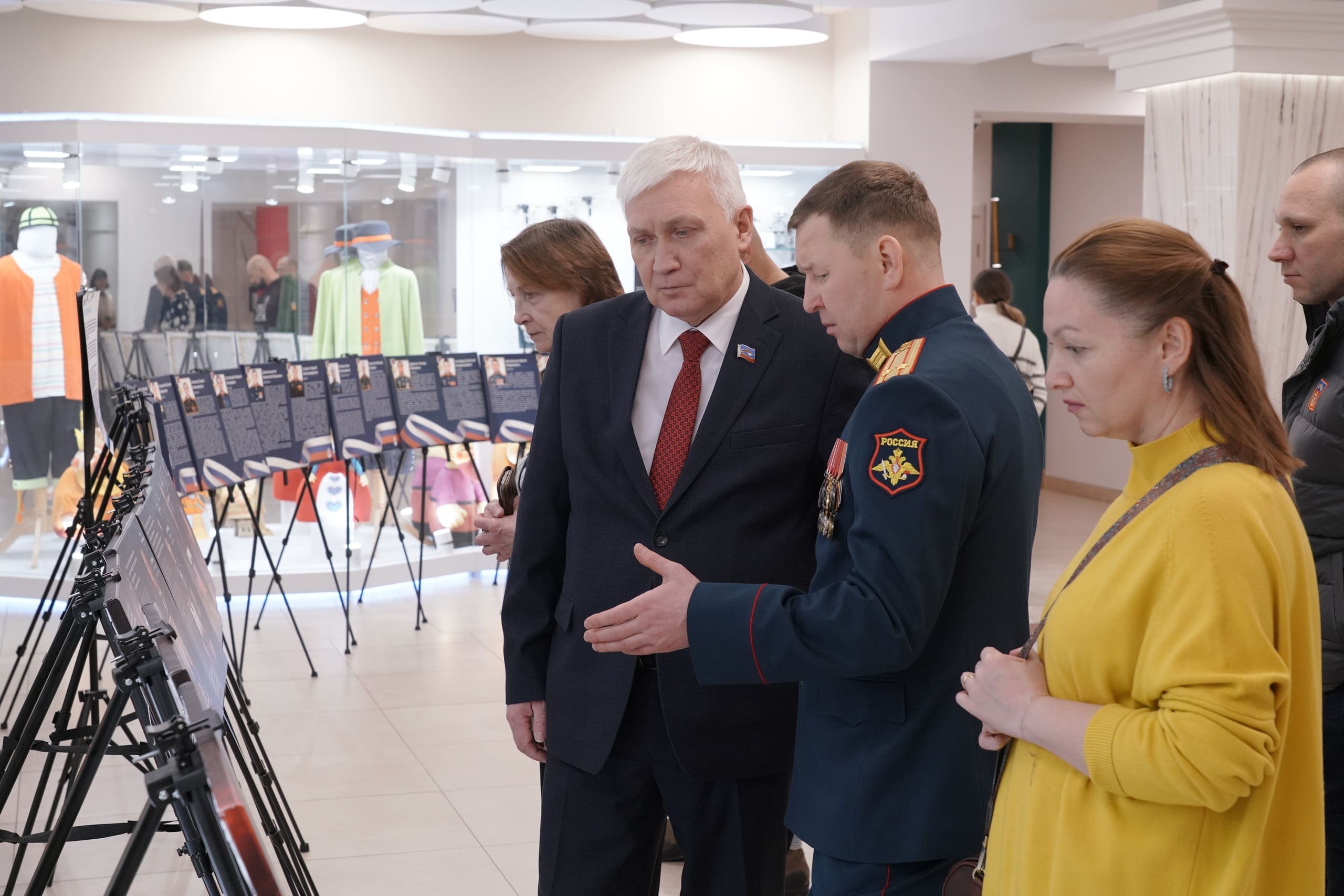 Выставка «Отец Героя России» открылась в Мурманском областном театре кукол. Репортаж Вести Мурман