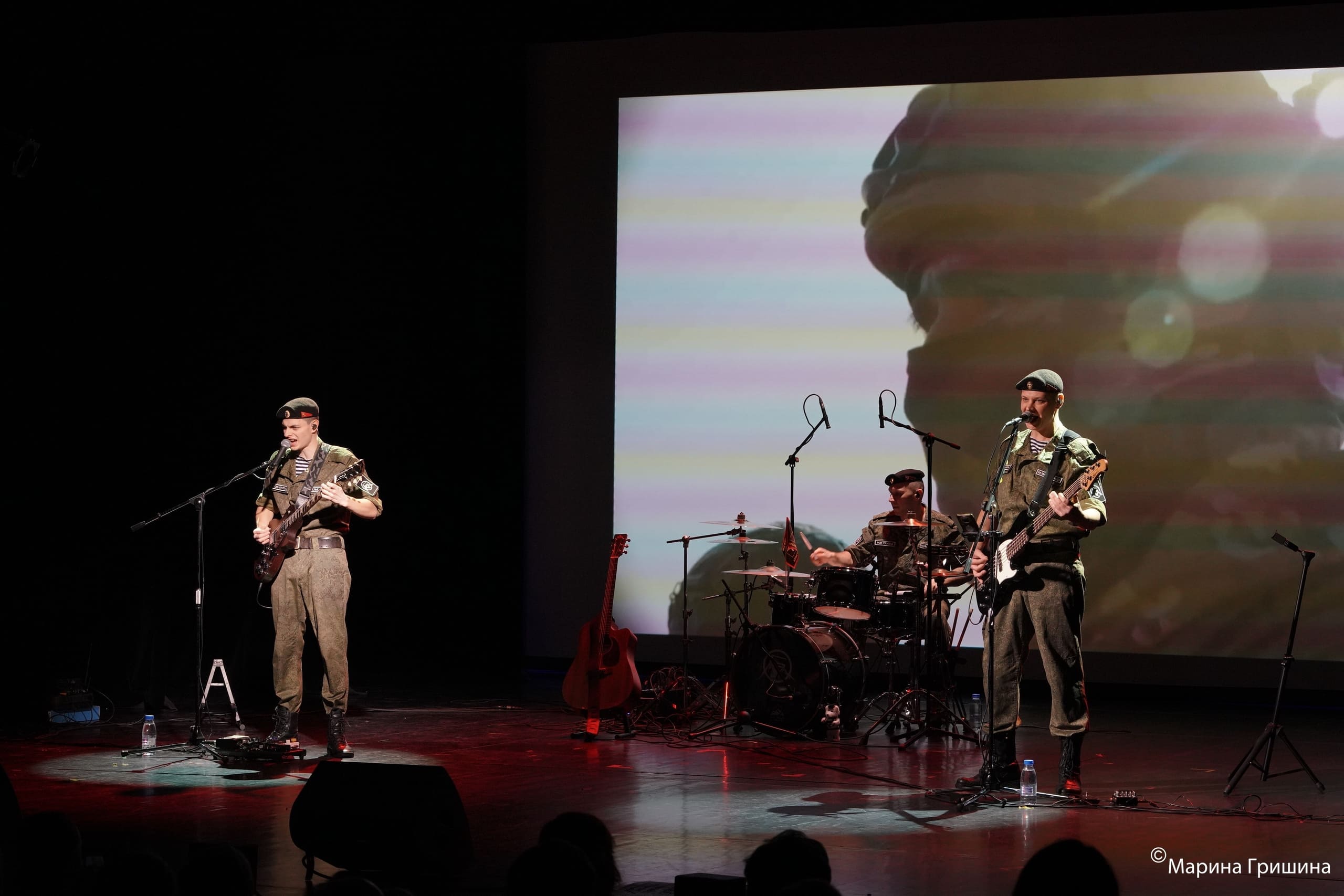 В рамках фестиваля «Zа СВОих» вчера в нашем театре состоялся концерт рок-группы «Белые Медведи»